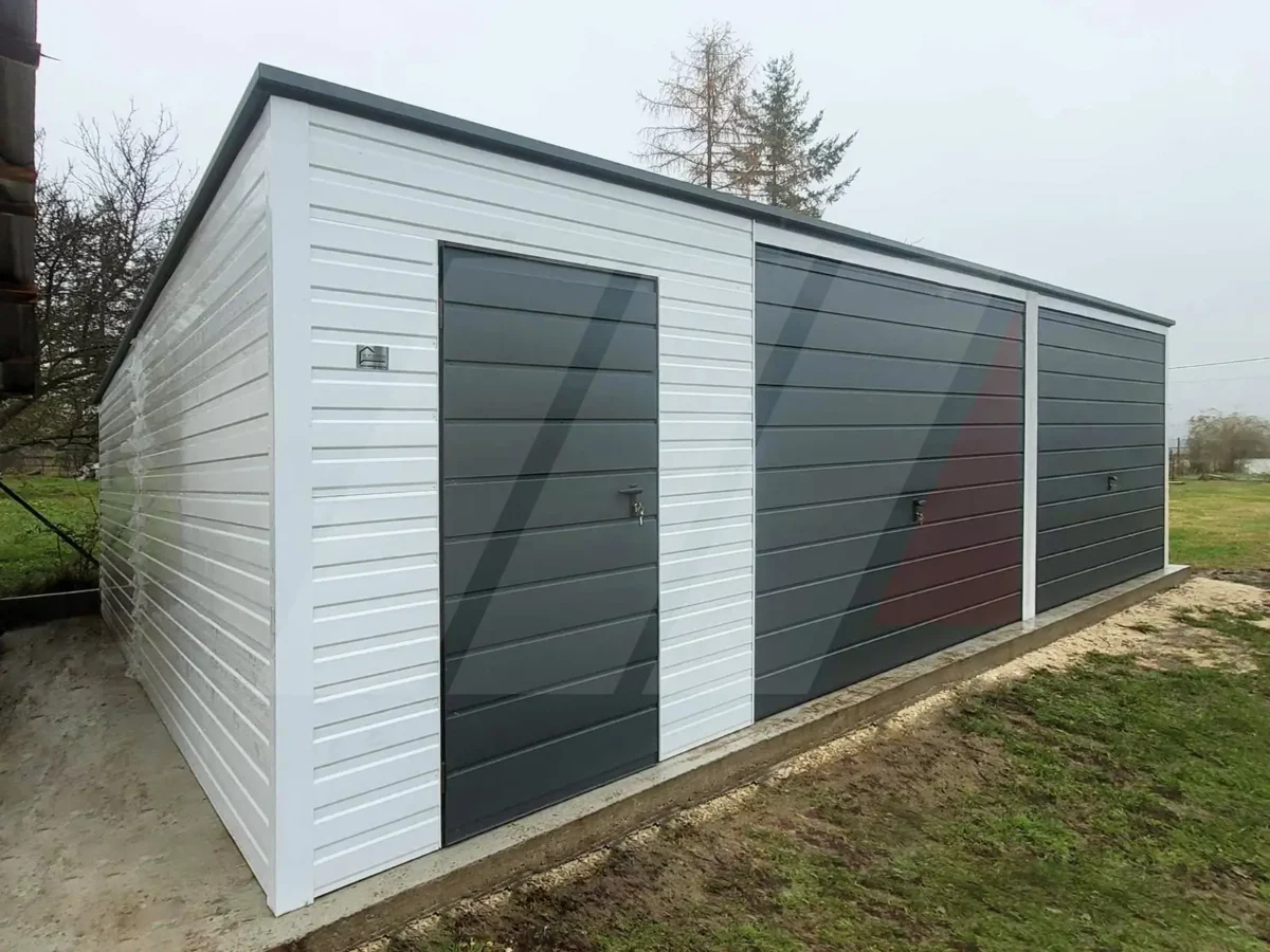 Garaż blaszany biały spad dachu do tyłu 8m x 6m bramy grafit