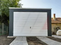 Garaż blaszany grafit panel pionowy 3.5 x 5 brama uchylna biała