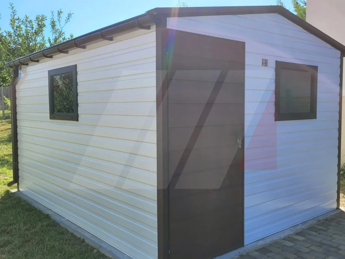 Domek ogrodowy biały dwuspadowy 3m x 4m drzwi brąz