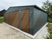 Garaż blaszany dwuspadowy grafit 8m x 5m bramy i drzwi orzech