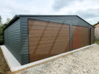 Garaż blaszany dwuspadowy grafit 8m x 5m bramy i drzwi orzech