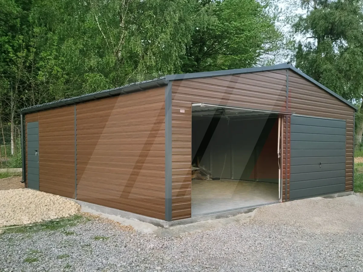 Garaż blaszany dwustanowiskowy orzech 7m x 6m bramy uchylne. Konstrukcja garażu wykonana jest z profilu zamkniętego który jest stabilniejszy i trwalszy.