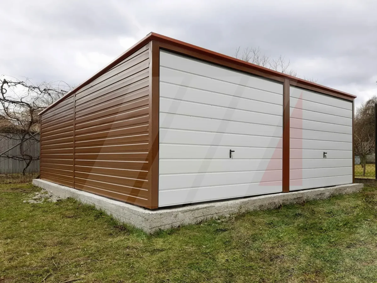 Garaż blaszany dwustanowiskowy złoty dąb 6m x 6m bramy białe