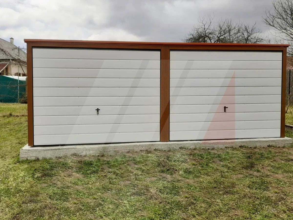 Garaż blaszany dwustanowiskowy złoty dąb 6m x 6m bramy białe
