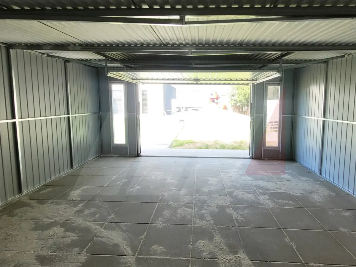 Garaż blaszany okna pionowe grafit 5m x 6m brama uchylna
